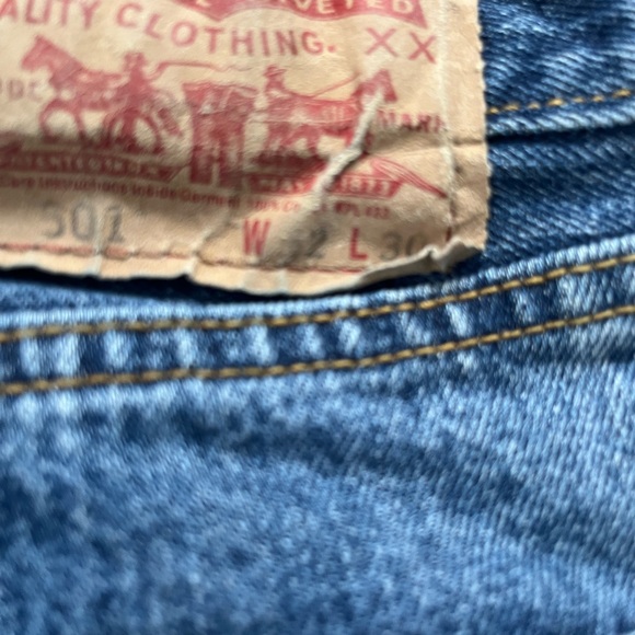 Levi’s 501 button fly jeans 32 x 30 barely worn excellent condition - Picture 3 of 3